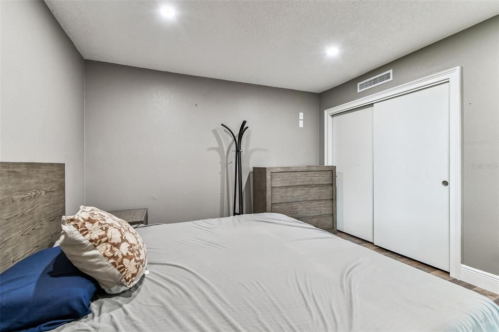 For Sale: $244,000 (1 beds, 1 baths, 825 Square Feet)