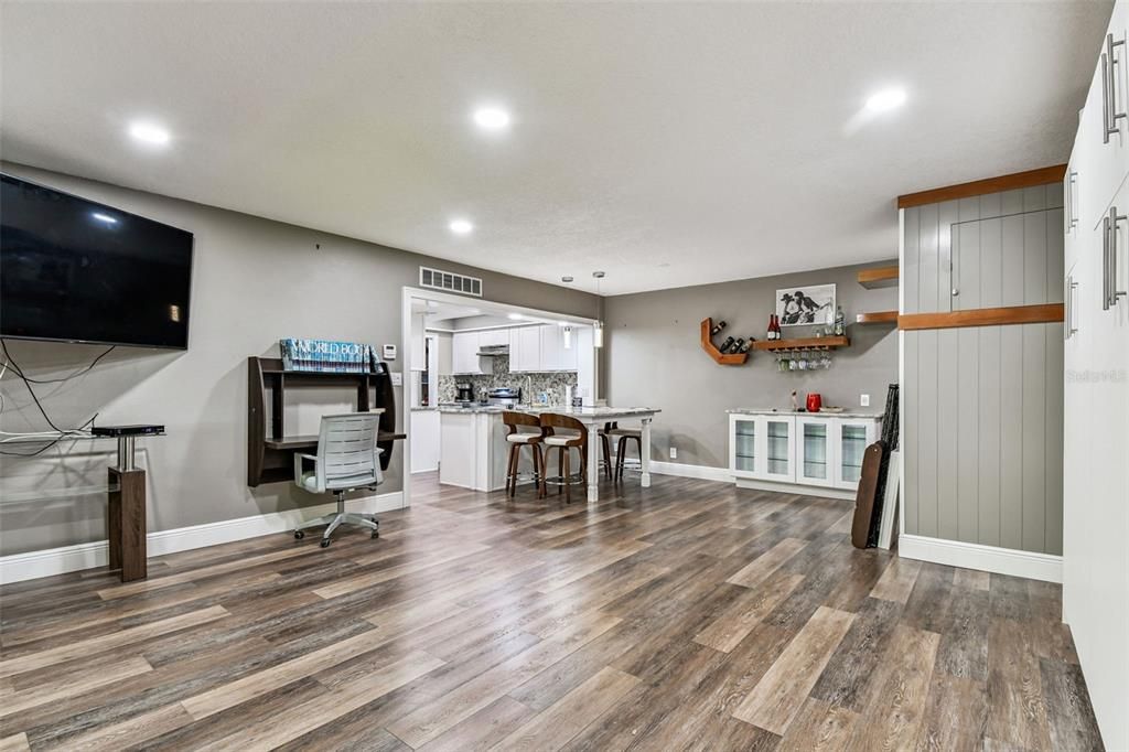 For Sale: $244,000 (1 beds, 1 baths, 825 Square Feet)