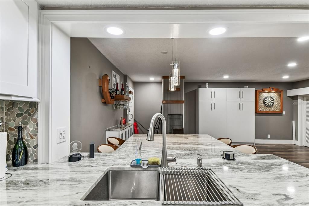 For Sale: $244,000 (1 beds, 1 baths, 825 Square Feet)