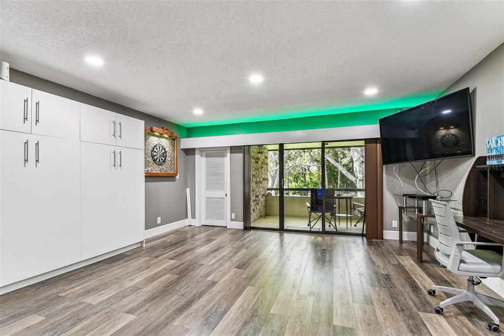 For Sale: $244,000 (1 beds, 1 baths, 825 Square Feet)