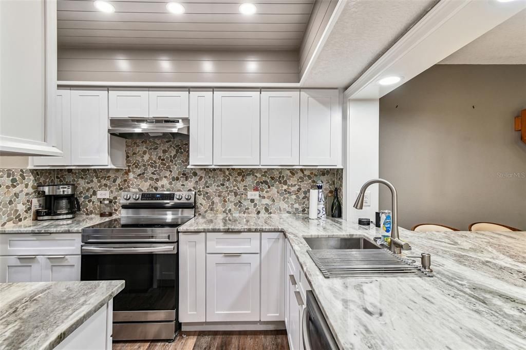 For Sale: $244,000 (1 beds, 1 baths, 825 Square Feet)