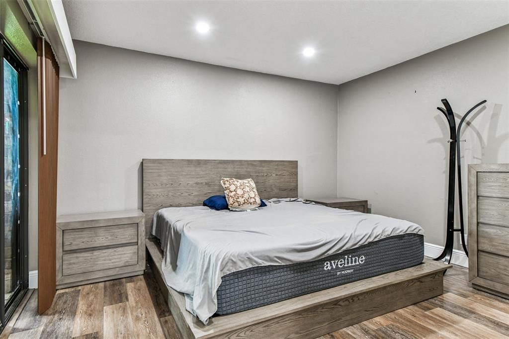 For Sale: $244,000 (1 beds, 1 baths, 825 Square Feet)