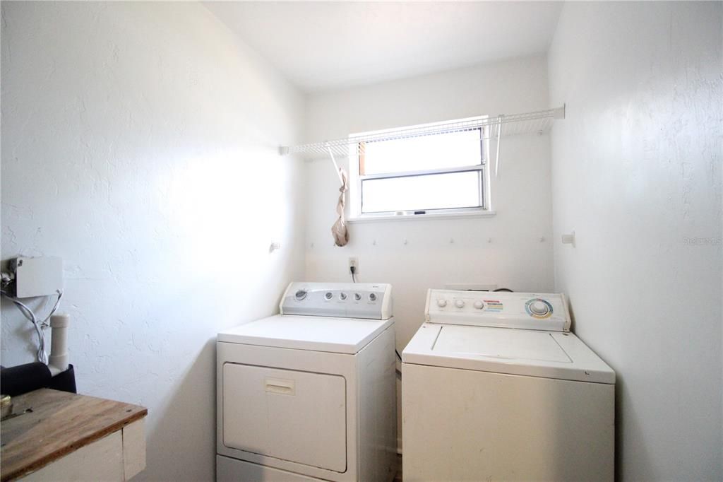 For Sale: $154,999 (2 beds, 1 baths, 982 Square Feet)