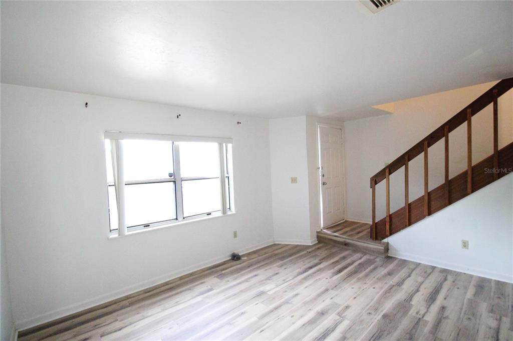 For Sale: $154,999 (2 beds, 1 baths, 982 Square Feet)