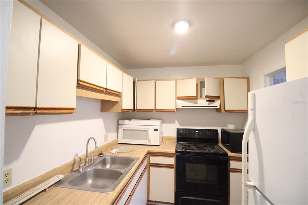 For Sale: $154,999 (2 beds, 1 baths, 982 Square Feet)