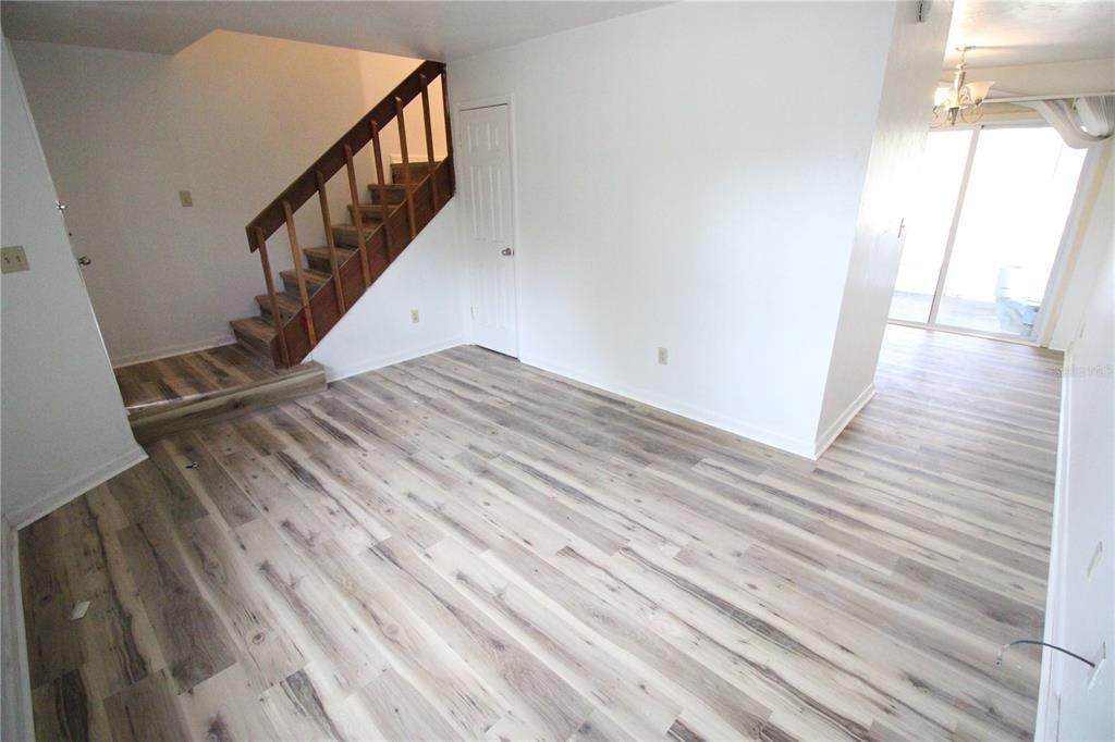 For Sale: $154,999 (2 beds, 1 baths, 982 Square Feet)