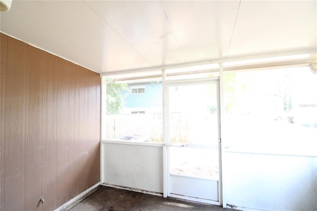 For Sale: $154,999 (2 beds, 1 baths, 982 Square Feet)