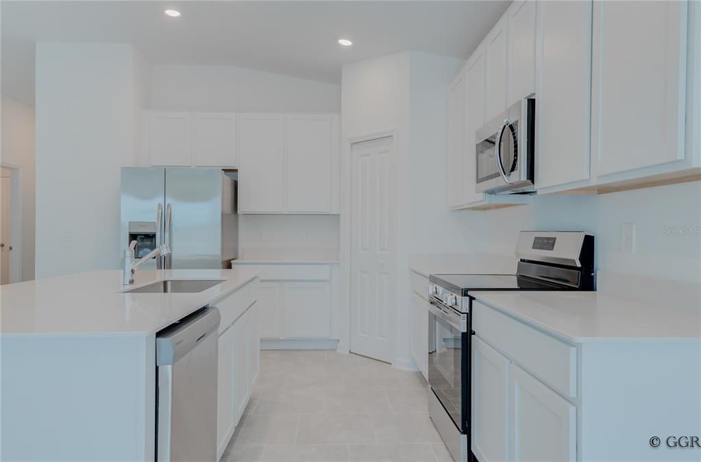 合同活跃: $2,450 (4 贝兹, 2 浴室, 1922 平方英尺)