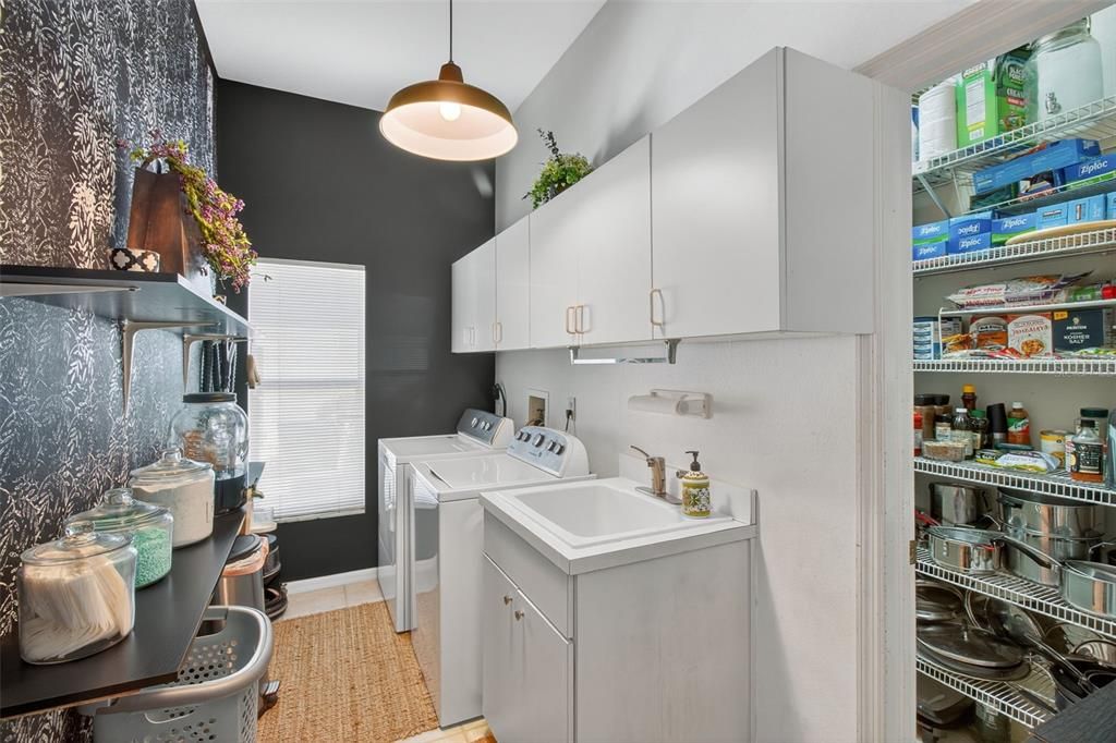 Active With Contract: $869,000 (3 beds, 3 baths, 2348 Square Feet)