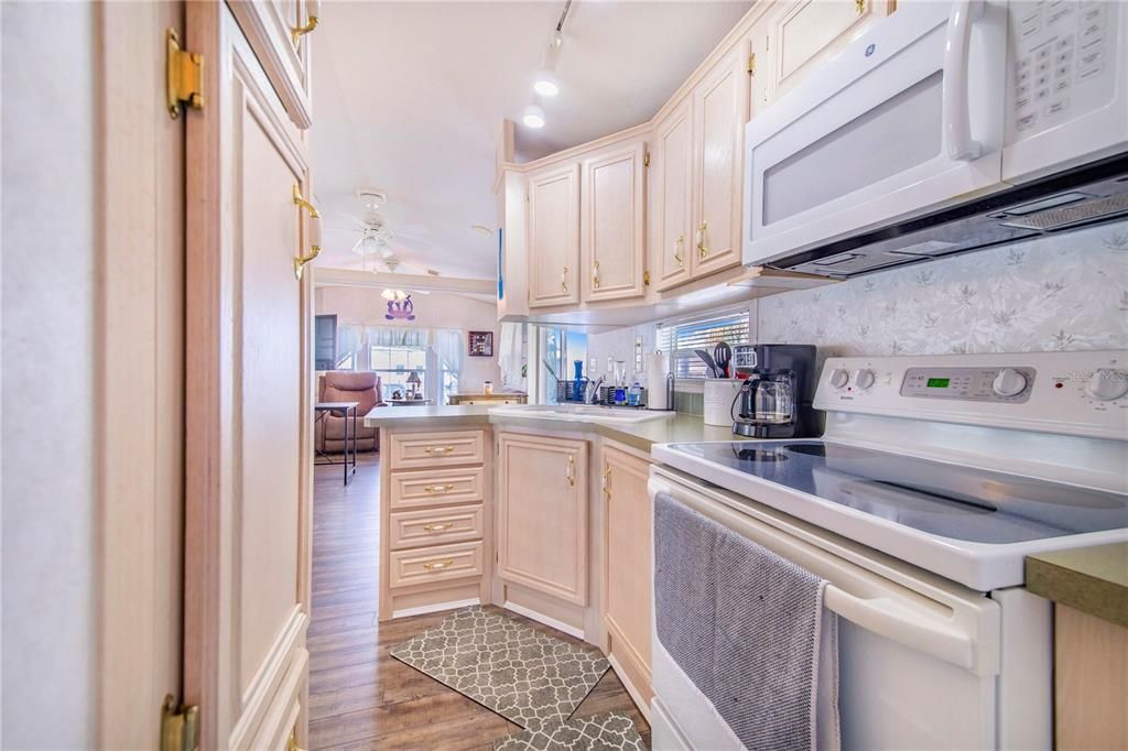 For Sale: $119,000 (1 beds, 1 baths, 480 Square Feet)