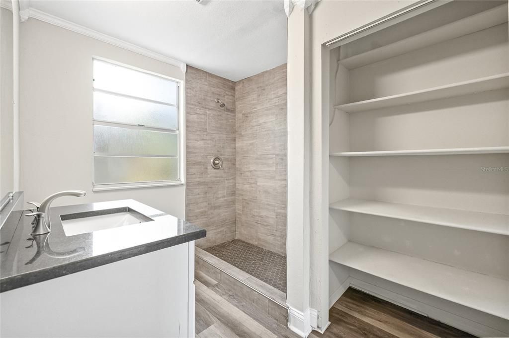 Под контрактом: $419,900 (4 спален, 3 ванн, 1856 Квадратных фут)