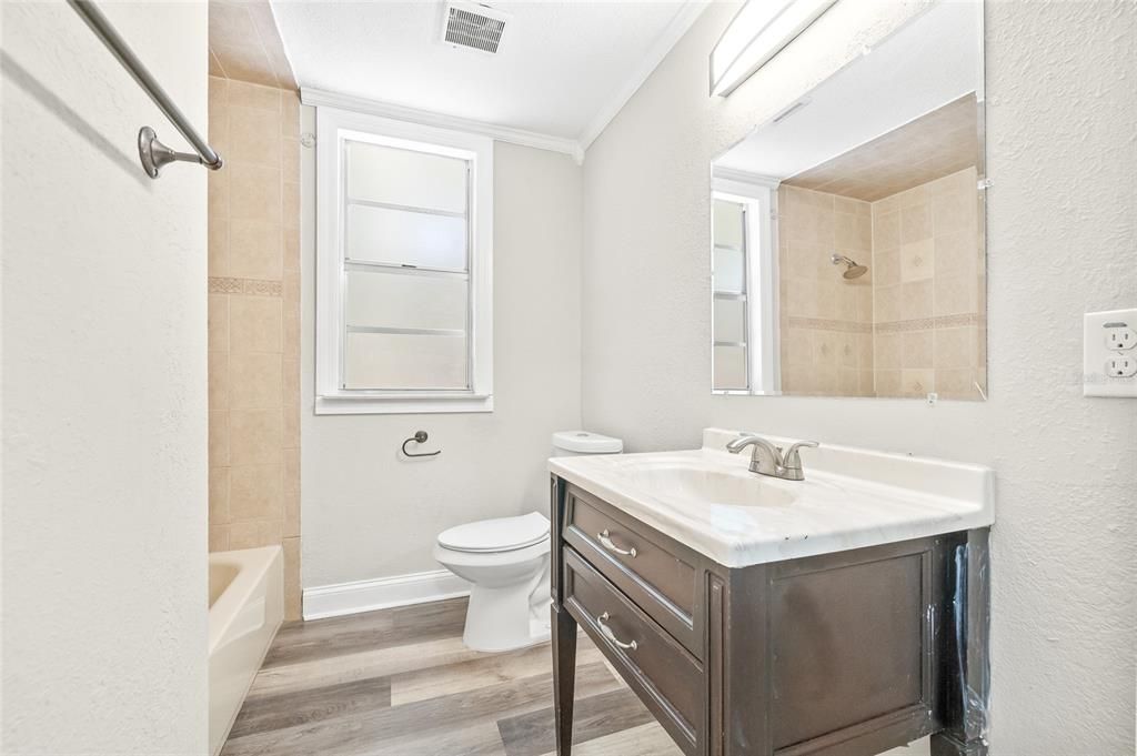 Под контрактом: $419,900 (4 спален, 3 ванн, 1856 Квадратных фут)