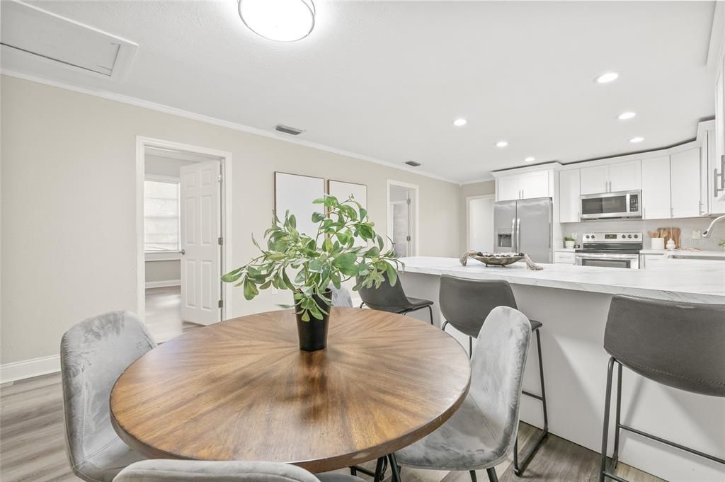 Под контрактом: $419,900 (4 спален, 3 ванн, 1856 Квадратных фут)