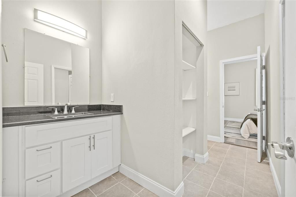 Под контрактом: $419,900 (4 спален, 3 ванн, 1856 Квадратных фут)