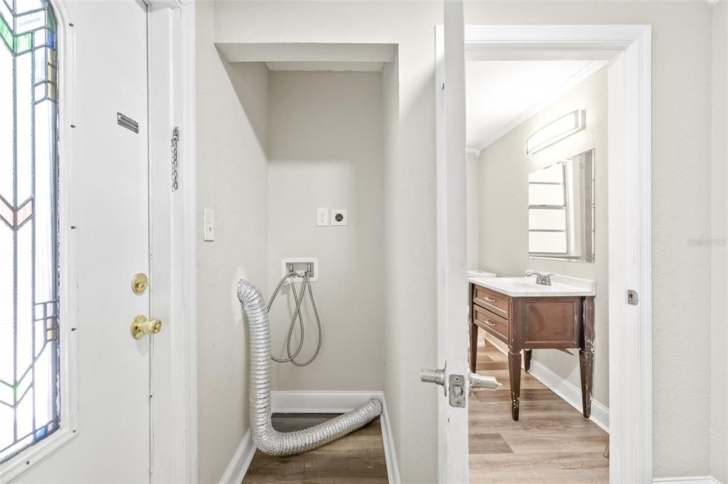 Под контрактом: $419,900 (4 спален, 3 ванн, 1856 Квадратных фут)