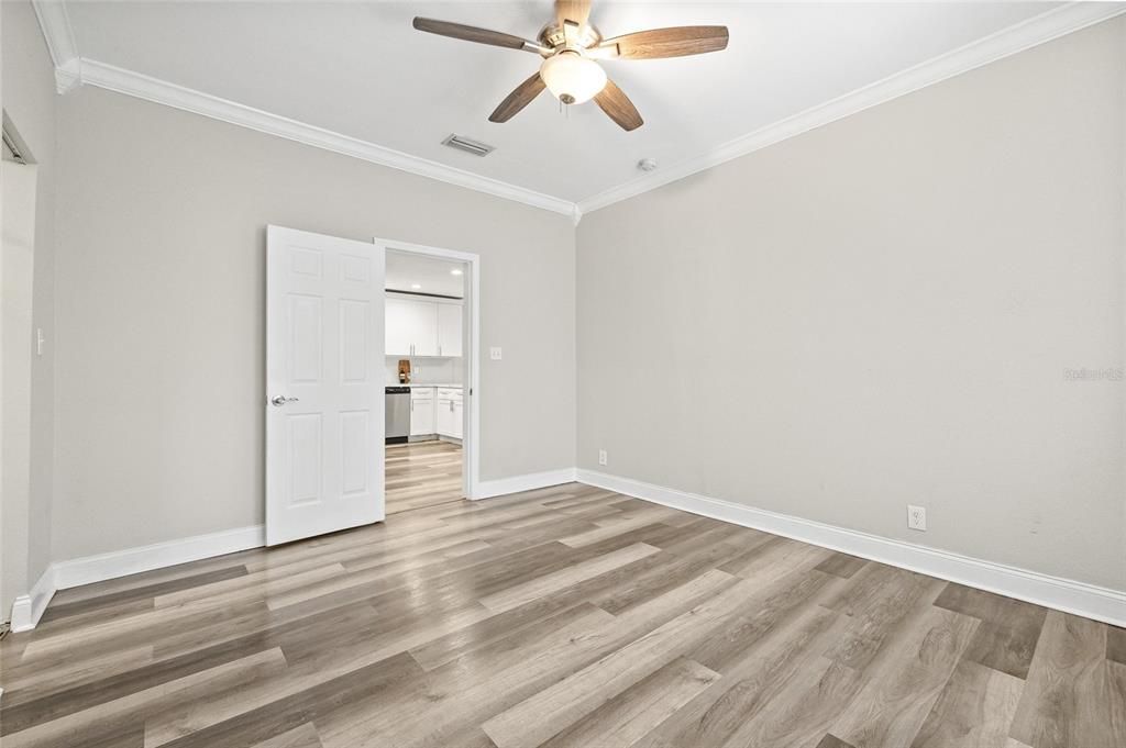 Под контрактом: $419,900 (4 спален, 3 ванн, 1856 Квадратных фут)