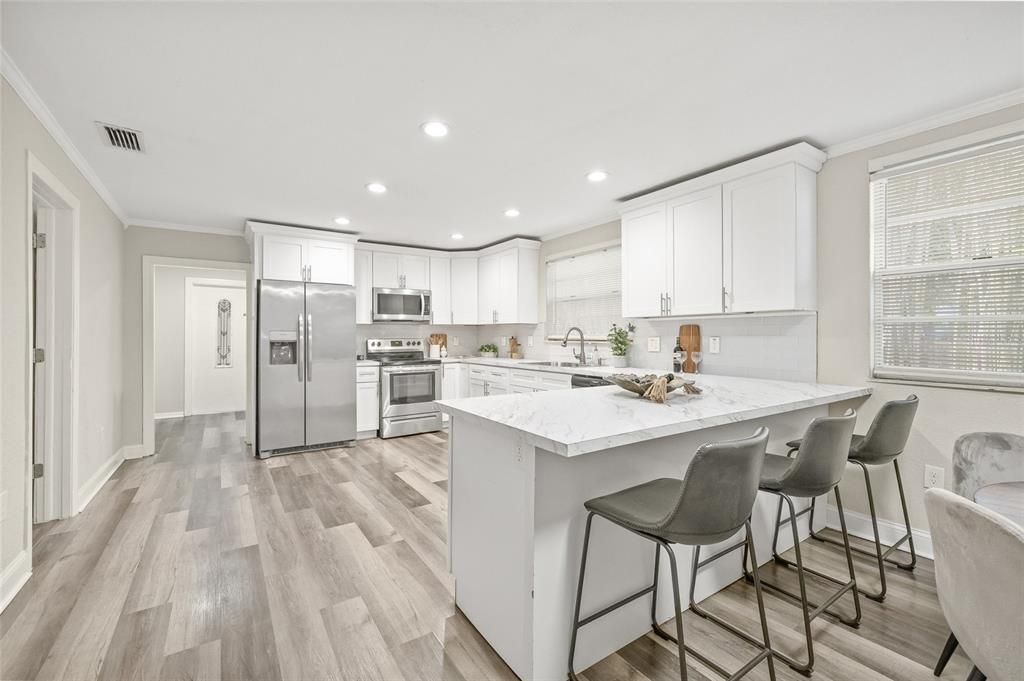 Под контрактом: $419,900 (4 спален, 3 ванн, 1856 Квадратных фут)