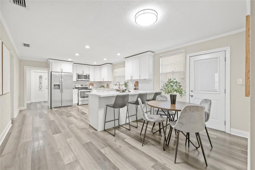 Под контрактом: $419,900 (4 спален, 3 ванн, 1856 Квадратных фут)