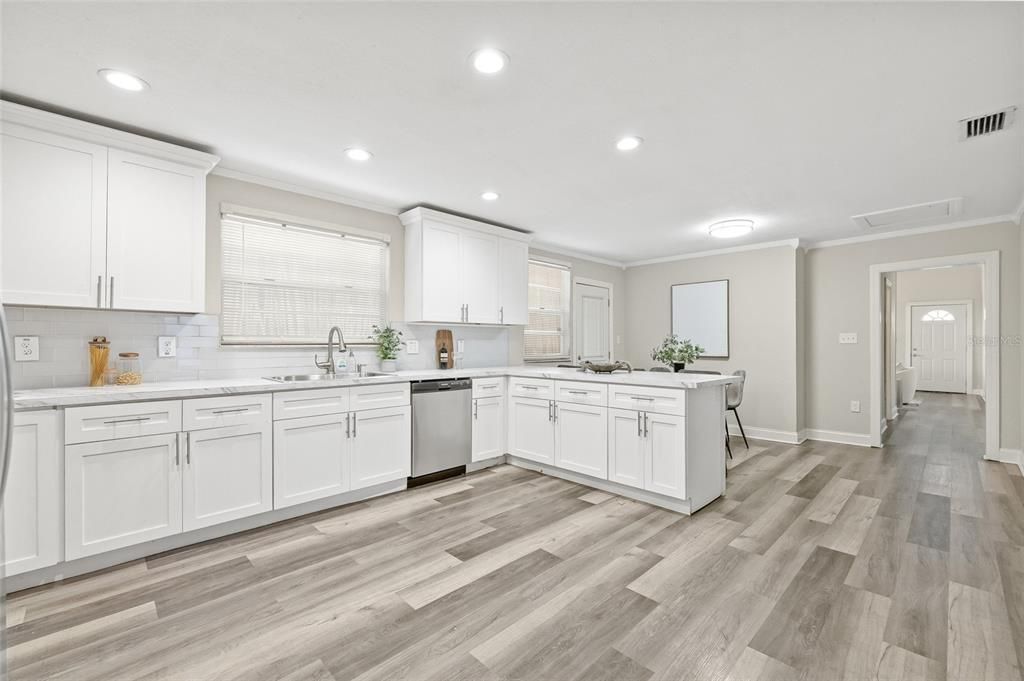 Под контрактом: $419,900 (4 спален, 3 ванн, 1856 Квадратных фут)