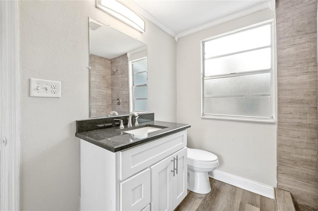 Под контрактом: $419,900 (4 спален, 3 ванн, 1856 Квадратных фут)