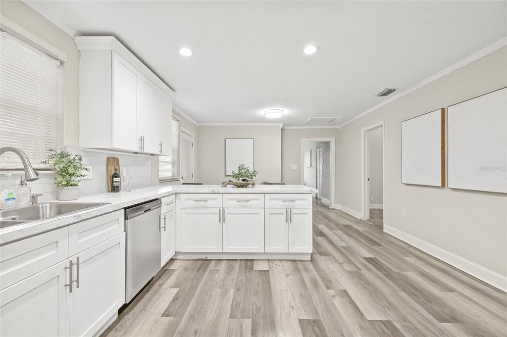 Под контрактом: $419,900 (4 спален, 3 ванн, 1856 Квадратных фут)