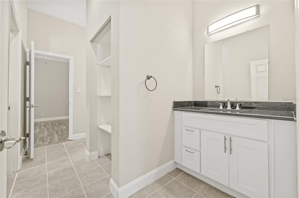 Под контрактом: $419,900 (4 спален, 3 ванн, 1856 Квадратных фут)