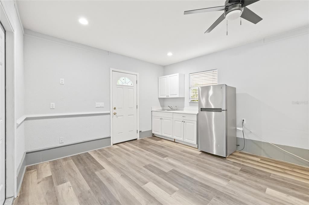 Под контрактом: $419,900 (4 спален, 3 ванн, 1856 Квадратных фут)