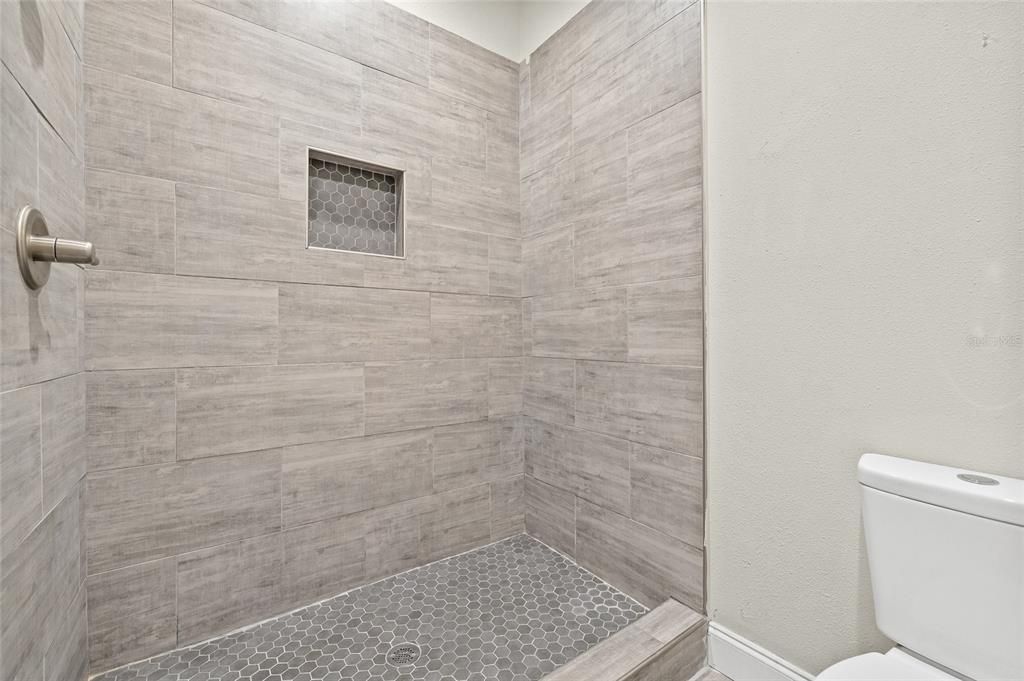 Под контрактом: $419,900 (4 спален, 3 ванн, 1856 Квадратных фут)