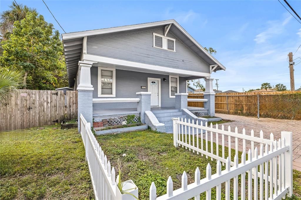 Под контрактом: $419,900 (4 спален, 3 ванн, 1856 Квадратных фут)