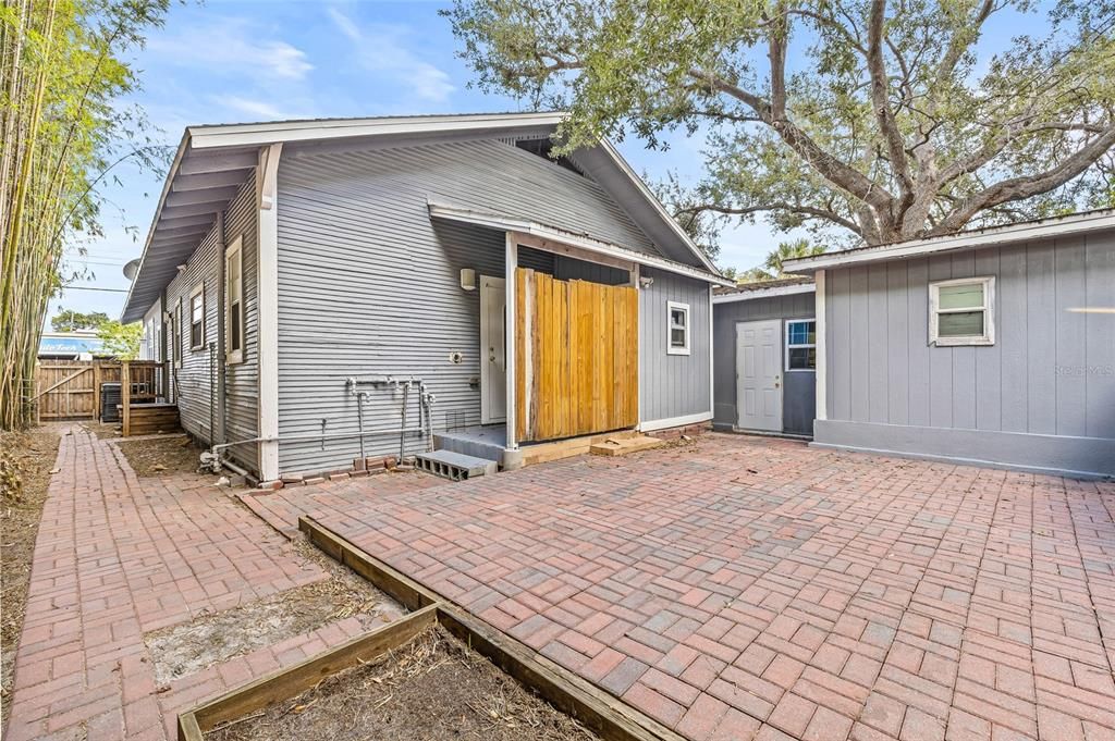 Под контрактом: $419,900 (4 спален, 3 ванн, 1856 Квадратных фут)