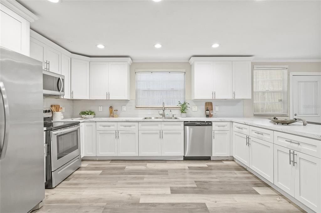 Под контрактом: $419,900 (4 спален, 3 ванн, 1856 Квадратных фут)