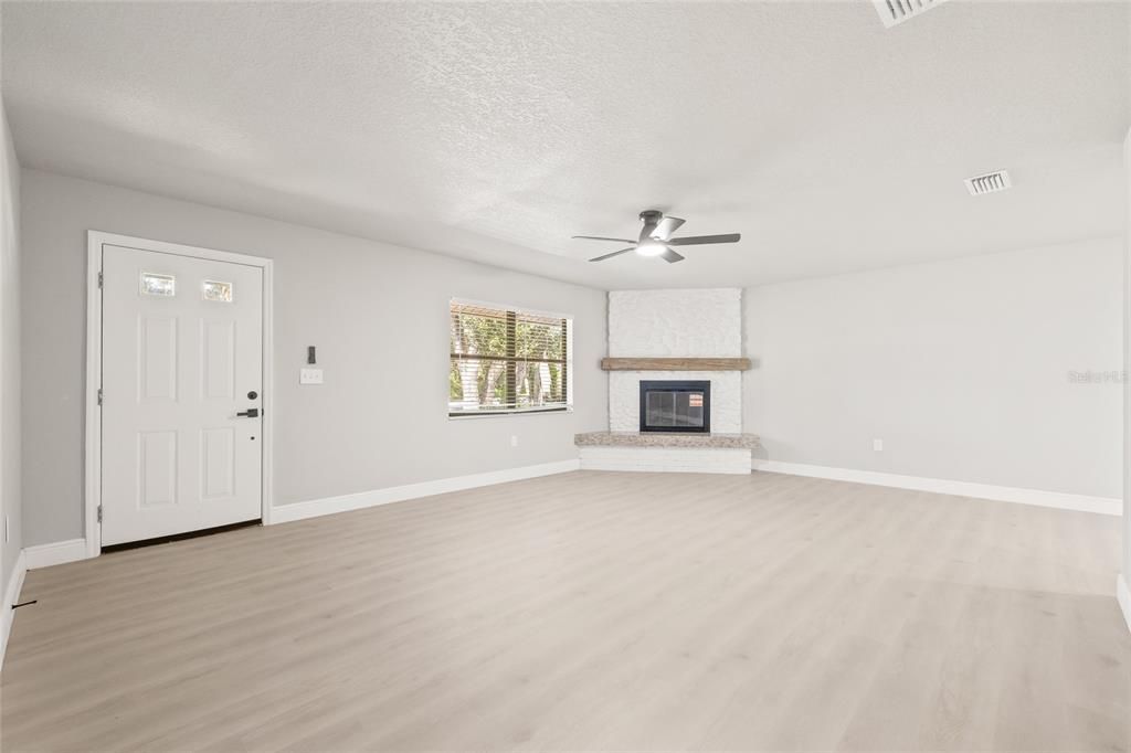 For Sale: $279,900 (3 beds, 2 baths, 1628 Square Feet)
