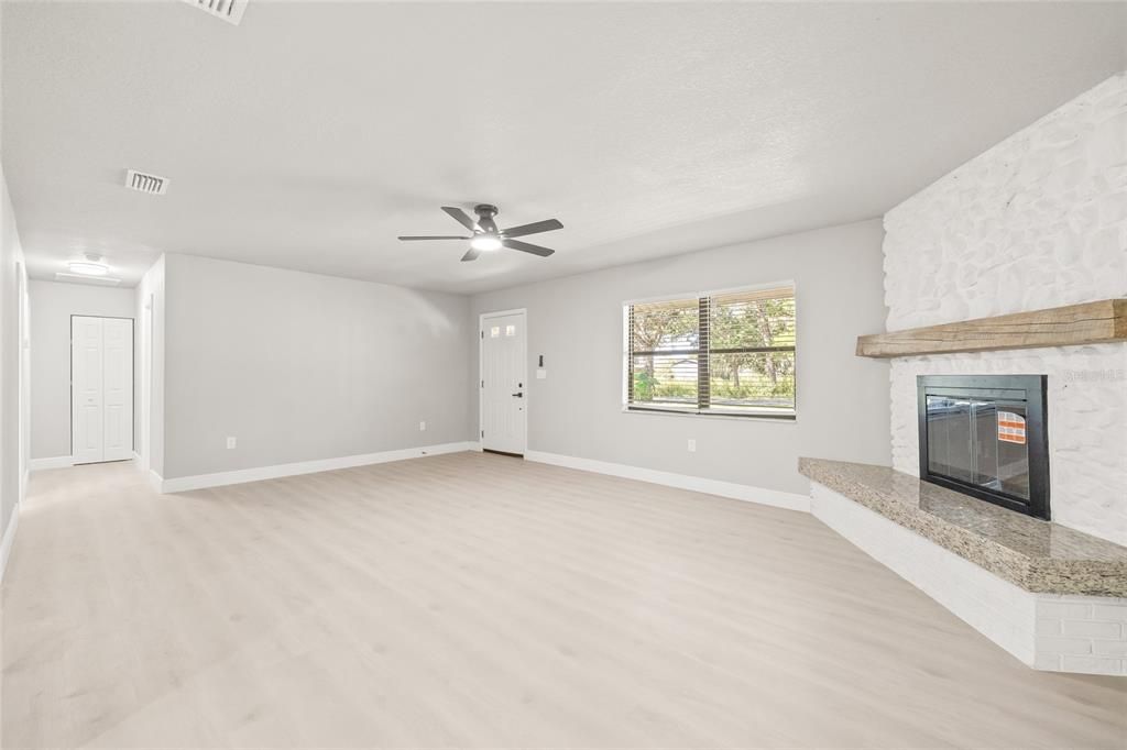 For Sale: $279,900 (3 beds, 2 baths, 1628 Square Feet)