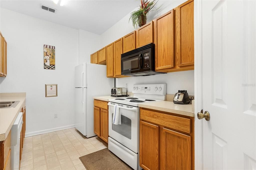 For Sale: $274,500 (2 beds, 2 baths, 1081 Square Feet)