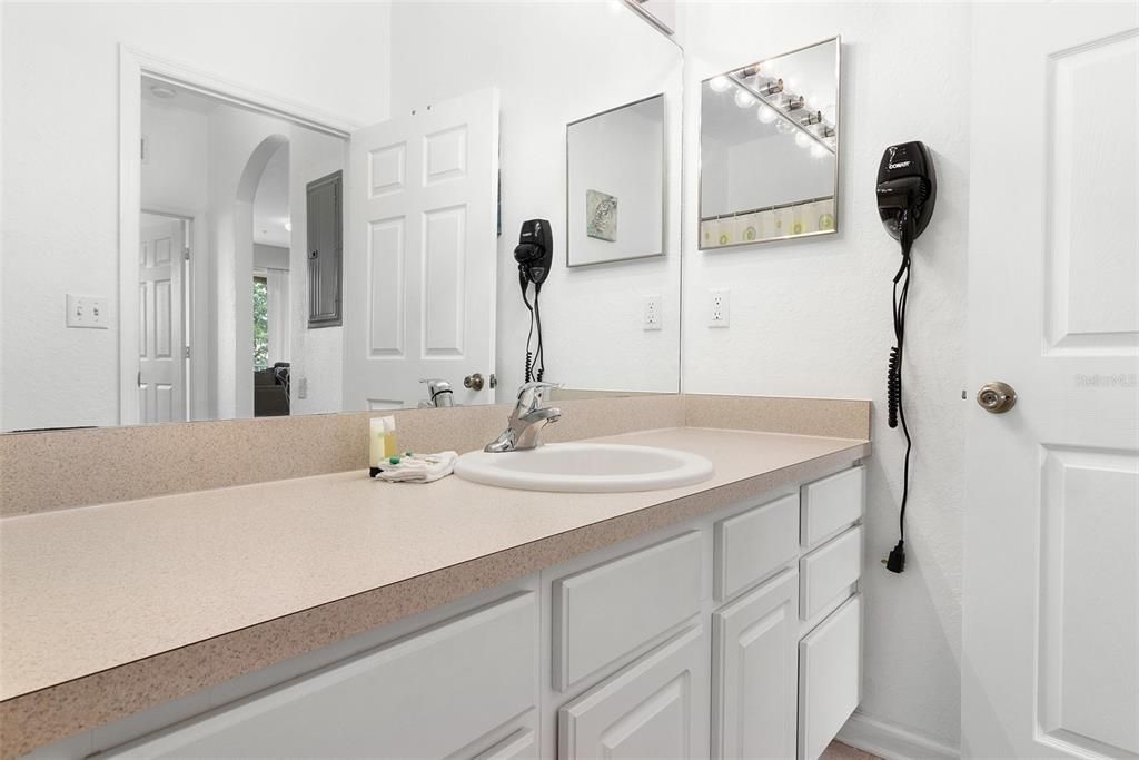 For Sale: $274,500 (2 beds, 2 baths, 1081 Square Feet)