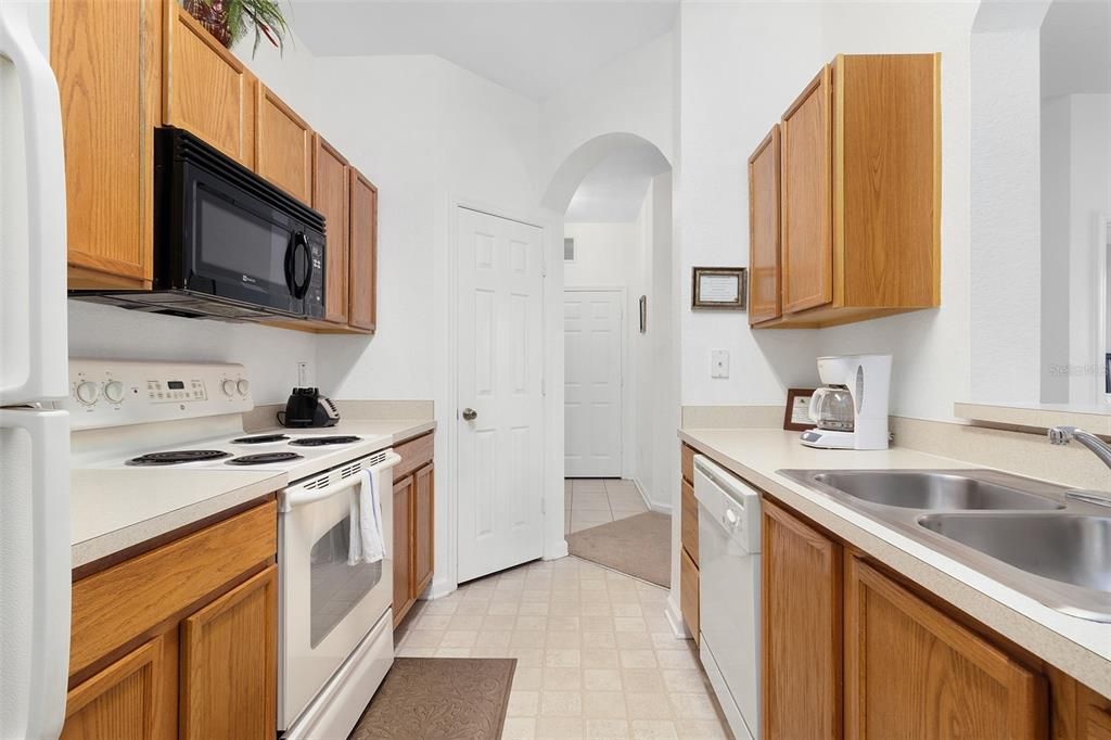 For Sale: $274,500 (2 beds, 2 baths, 1081 Square Feet)