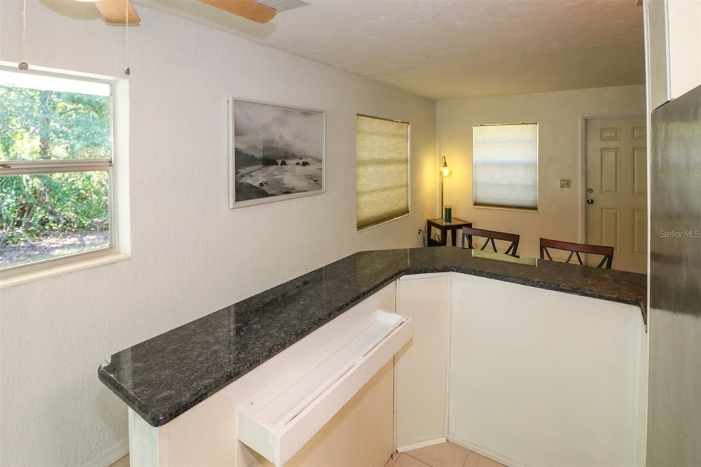 For Sale: $185,000 (2 beds, 1 baths, 1108 Square Feet)