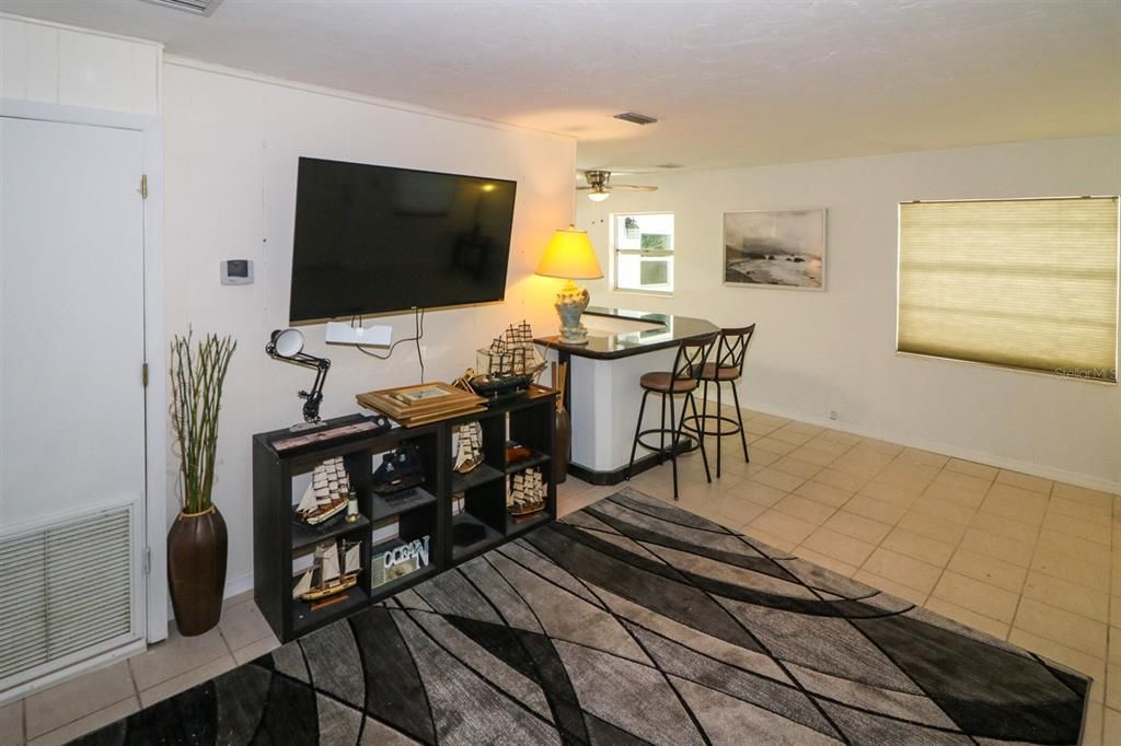 For Sale: $185,000 (2 beds, 1 baths, 1108 Square Feet)