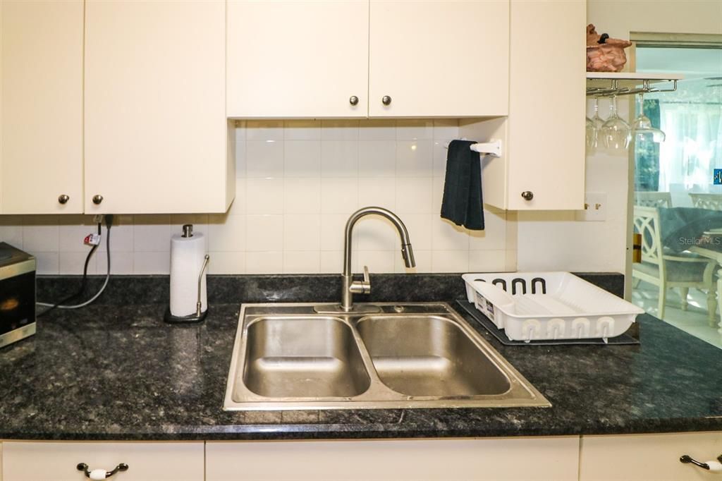 For Sale: $185,000 (2 beds, 1 baths, 1108 Square Feet)