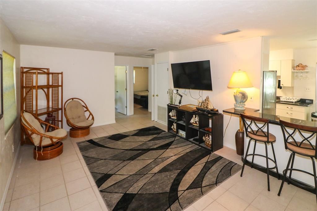 For Sale: $185,000 (2 beds, 1 baths, 1108 Square Feet)