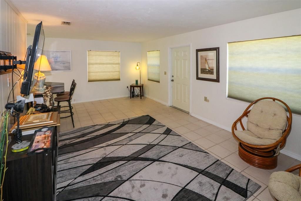 For Sale: $185,000 (2 beds, 1 baths, 1108 Square Feet)