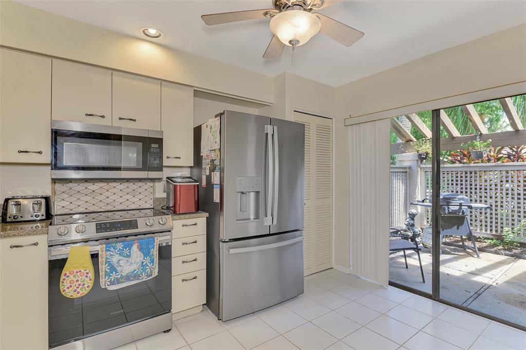 For Sale: $370,000 (2 beds, 2 baths, 1188 Square Feet)