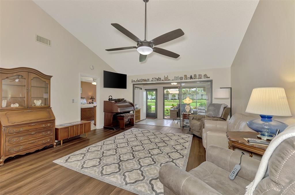 For Sale: $370,000 (2 beds, 2 baths, 1188 Square Feet)