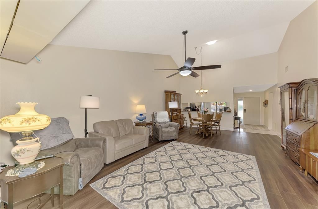 For Sale: $370,000 (2 beds, 2 baths, 1188 Square Feet)