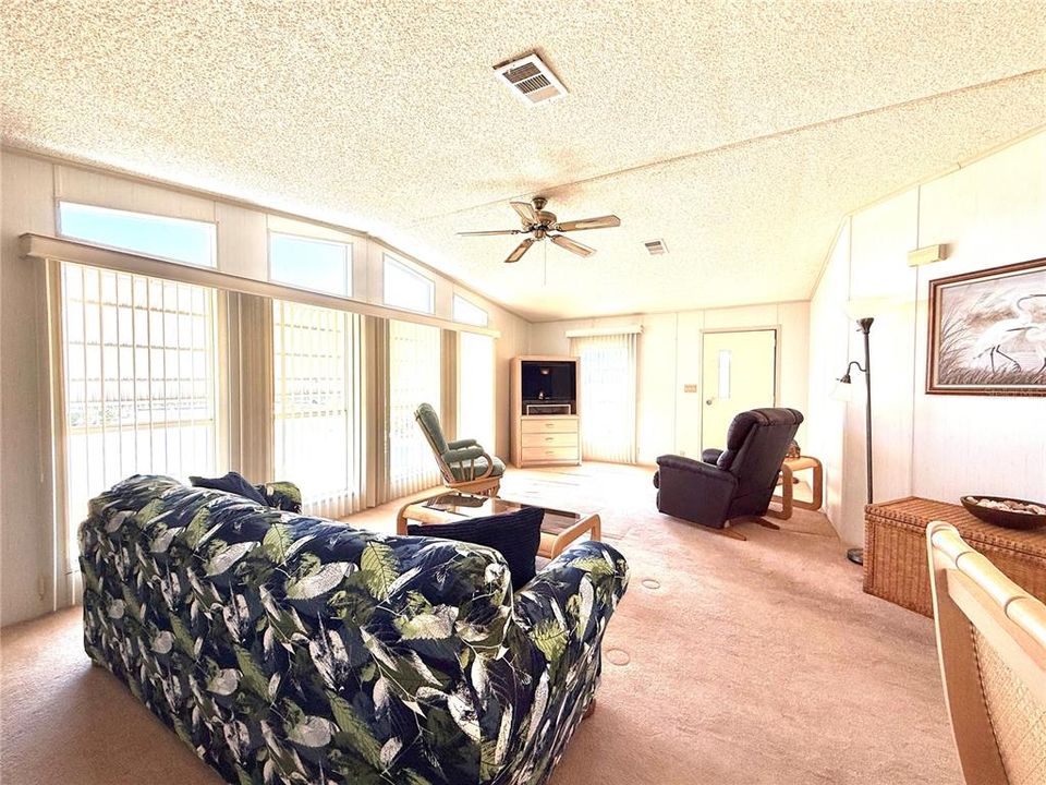 For Sale: $259,900 (2 beds, 2 baths, 1012 Square Feet)