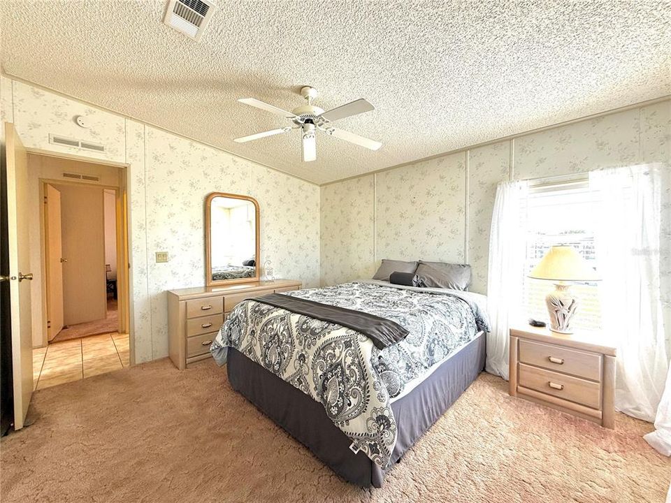 For Sale: $259,900 (2 beds, 2 baths, 1012 Square Feet)