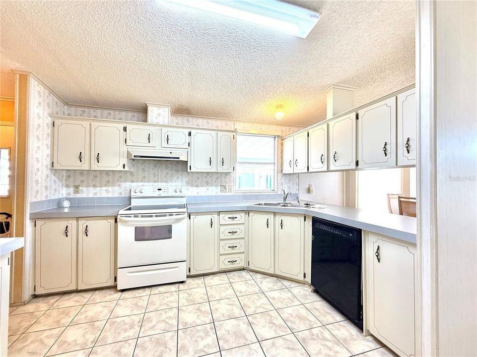 For Sale: $259,900 (2 beds, 2 baths, 1012 Square Feet)
