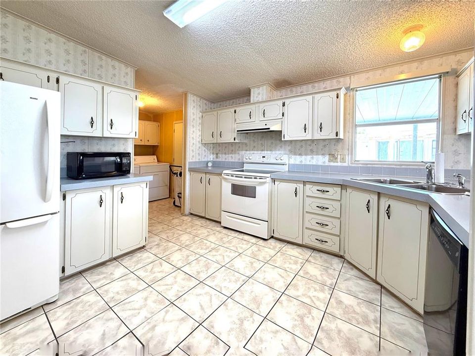 For Sale: $259,900 (2 beds, 2 baths, 1012 Square Feet)