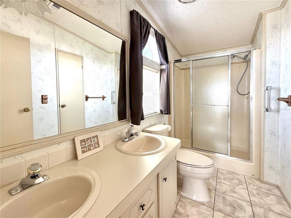 For Sale: $259,900 (2 beds, 2 baths, 1012 Square Feet)