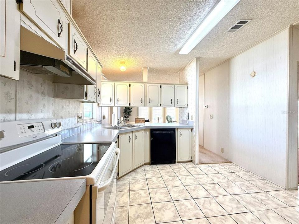 For Sale: $259,900 (2 beds, 2 baths, 1012 Square Feet)